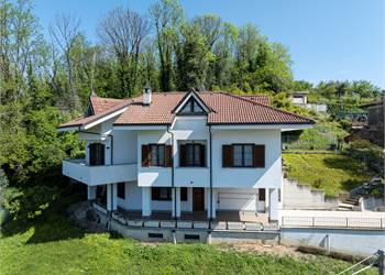 VILLA IN PRECOLLINA CON VISTA PANORAMICA UNICA