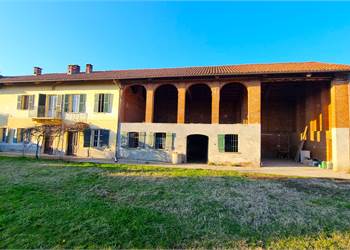 AMPIO RUSTICO DA RISTRUTTURARE CON GIARDINO